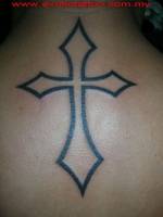 Tatuaje de una cruz en la columna