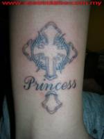 tatuaje de una cruz con alambre de espino desgarrando la piel y con Princess escrita en ella
