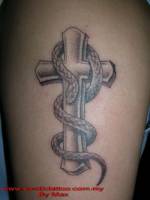 Tatuaje de una cruz con una serpiente en ella