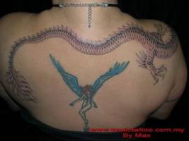 Tatuaje de un dragón atravesando la espada y una hada