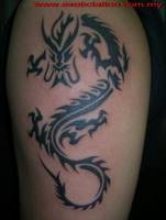 Tatuaje de un dragón hecho con tribales de cara
