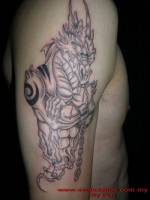 Tatuaje de un hombre dragón con grilletes