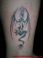 Tatuaje de un dragón alado hecho de tribales