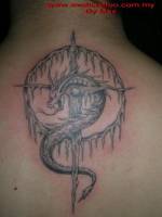 Tatuaje de un dragón enroscado a una cruz