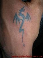 Tatuaje de un pequeño dragón alado en la mano