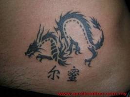 Tatuaje de un dragón chino en blanco y negro