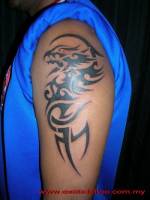 Tatuaje de un dragón a base de tribal