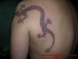 Tatuaje de un dragón chino recorriendo la espalda