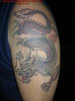 Tatuaje de un dragón volando entre las nubes
