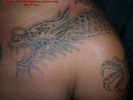 Tatuaje de la cabeza de un dragón y sus garras