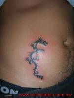 Tatuaje de un dragón en la barriga