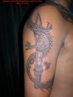 Tatuaje de un dragón enroscado a una espada