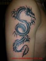 Tatuaje de la sombra de un dragón en el brazo