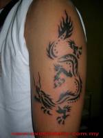 Tatuaje de una sombra de dragón bajando por el brazo