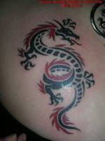 Tatuaje de una sombra de dragón enroscada con las garras abiertas