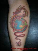Tatuaje de un dragón gigante encima del mundo entero