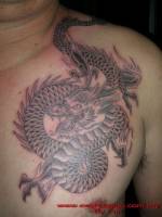 Tatuaje de un gran dragon oriental  en el pecho