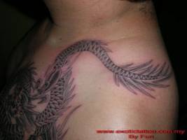 Tatuaje de la cola de un dragón en la espalda