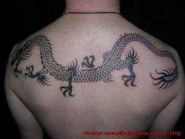 Tatuaje de un dragón chino recorriendo la espada de derecha a izquierda
