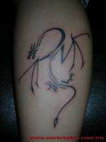 Tatuaje de un dragón alado con pocas lineas