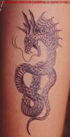 Tatuaje de un dragón  con las fauces abiertas