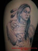 Tatuaje de un indio americano con pumas