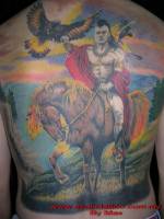 Tatuaje a color de un guerrero Indio montando a caballo con un águila siguiendolo