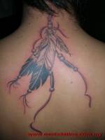 Tatuaje de un colgante de plumas indio