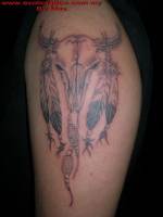 Tatuaje de una calavera de bisonte con plumas colgando