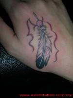 Tatuaje de una pluma en la mano