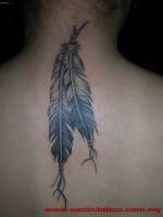 Tatuaje de dos plumas colgando de la nuca
