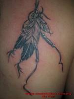 Tatuaje de un colgante de plumas indias