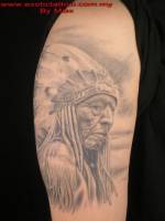 Tatuaje de la cara de un anciano indio en el brazo