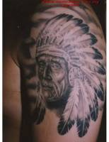 Tatuaje de una cabeza de indio con plumas en la cabeza