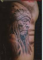 Tatuaje de una cara de indio en el brazo