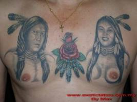 Tatuaje de indios en el pecho, y una rosa con plumas colgando