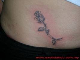 Tatuaje de una rosa pequeñita para mujeres