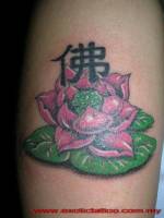 Tatuaje de una flor de loto y un kanji