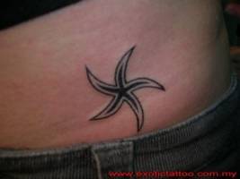 Tatuaje de una pequeña flor en forma de estrella
