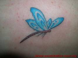 Tatuaje de una libélula