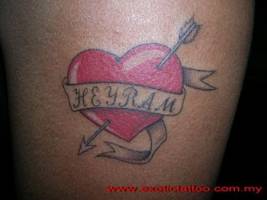 Tatuaje de un corazón atravesado por una flecha y una étiqueta