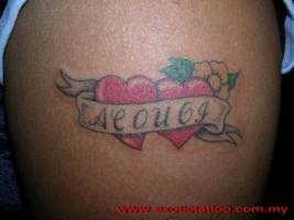 Tatuaje de dos corazones y una etiqueta con una flor