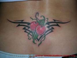 Tatuaje de dos cerezas y un tribal