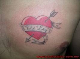 Tatuaje de un corazón atravesado por una flecha y una etiqueta