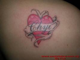 Tatuaje de una rosa y una etiqueta con un nombre