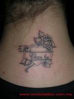 Tatuaje de un corazón con una rosa y una etiqueta