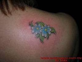 Tatuaje de dos flores con sus hojas