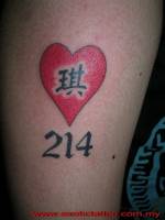 Tatuaje de un corazón con una letra china y un número