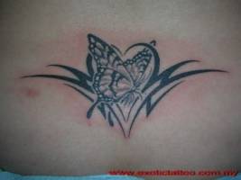 Tatuaje de una mariposa dentro de un tribal en forma de corazón