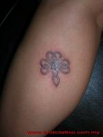 Tatuaje de una flor de estilo celta